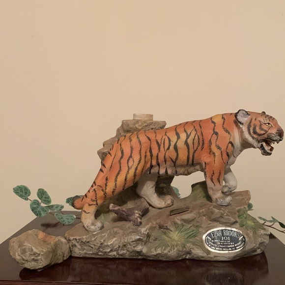 📌 Empty EZRA BROOKS Tiger Decanter - Genuine Heritage China Liquor Bottle - Picture 6 of 6